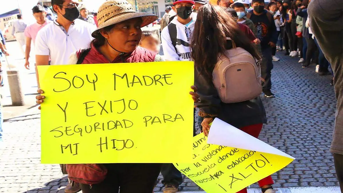 Manifestación de padres de familia por las calles de Xalapa